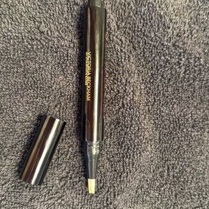 Victoria Beckham concealer pen FL2